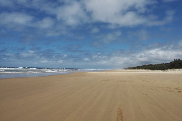 Strand op Fraser Island dat ook als snelweg dient, Australië